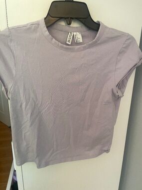 Women’s H&M light purple divided tee
